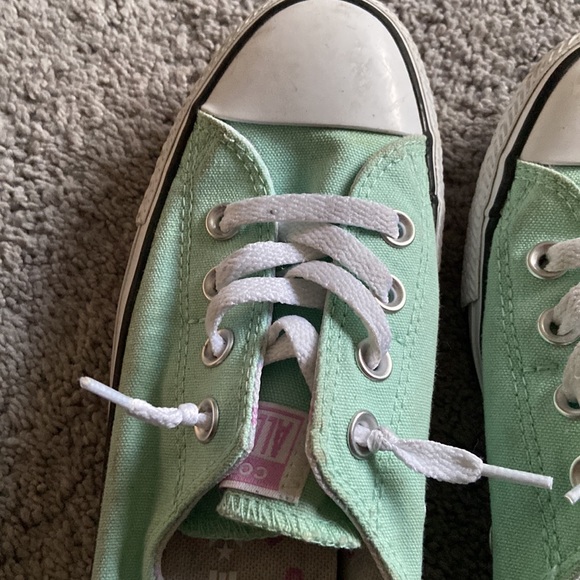 Womens  Converse shoes. - Picture 3 of 13